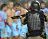 Вооруженный сотрудник полиции стоит около аргентинского «Арсенала», 3 апреля 2013 г.